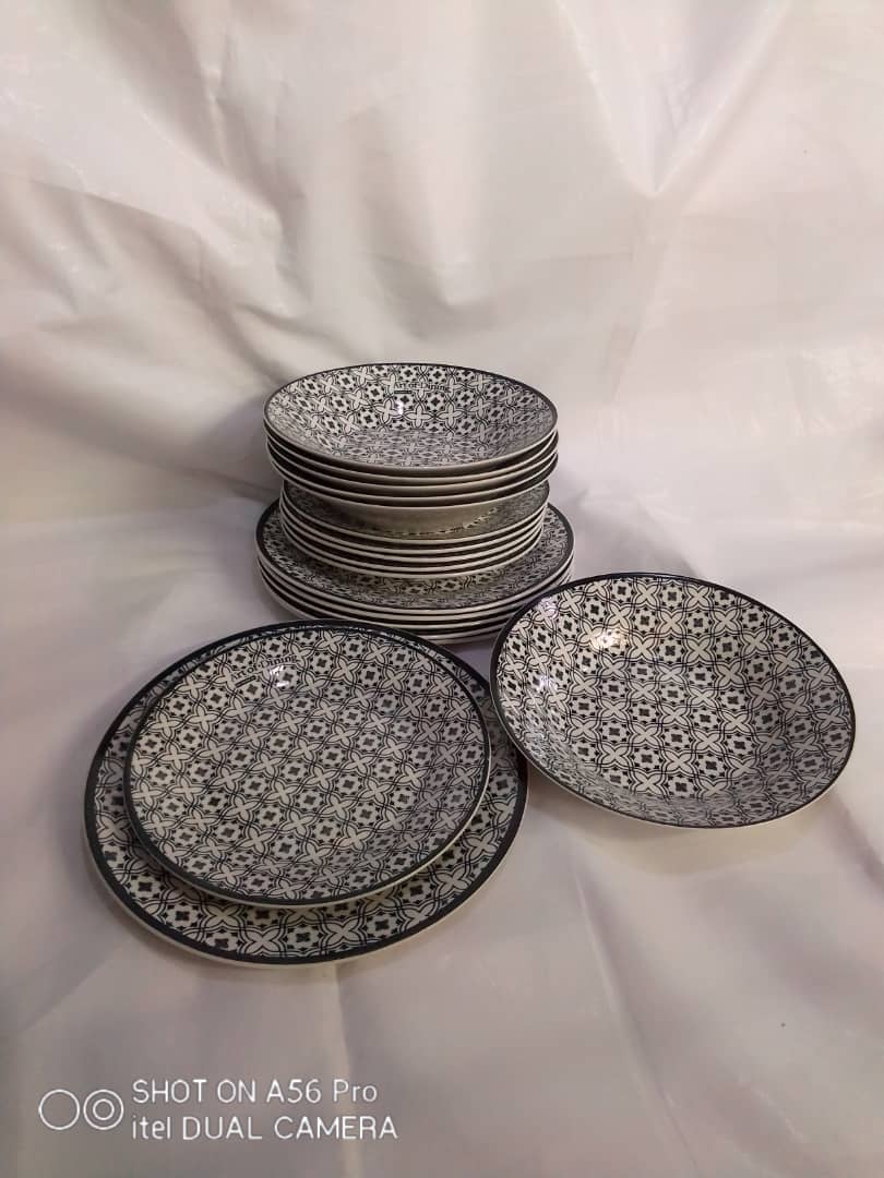 18 Pieces of Plates