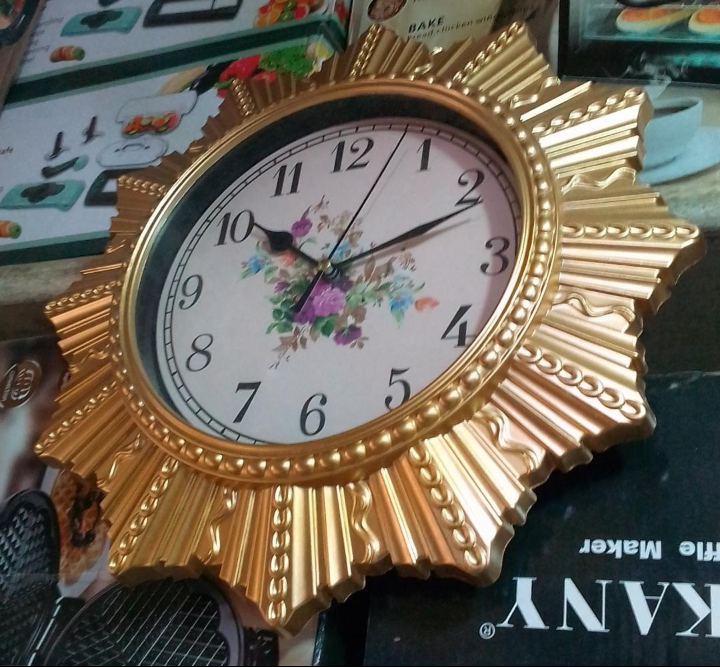 Small clocks with creative designs