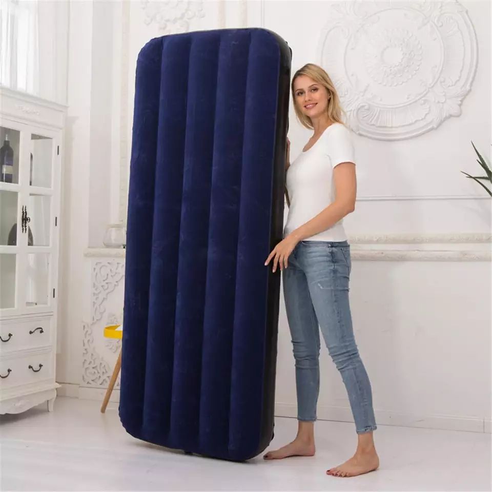 It is a foldable inflatable mattress. This mattress comes with a manual pump. It can be used in the living room, hotel room, outdoor, super market, warehouse, park, home, basement and saloon. It has as measurement 191 cm * 73 cm * 22 cm.