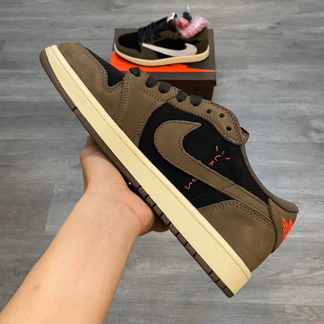 Sports shoes