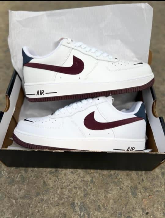 Sports shoes