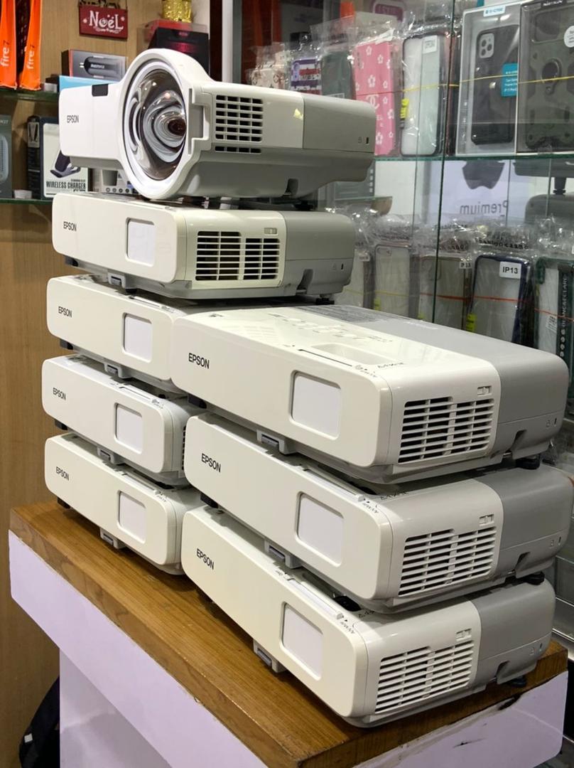 This is a quality projector and has a high resolution with a led lamb. It can be use for business, education and home theater. It is manual focus, internet ready, build in speakers and stereo. 