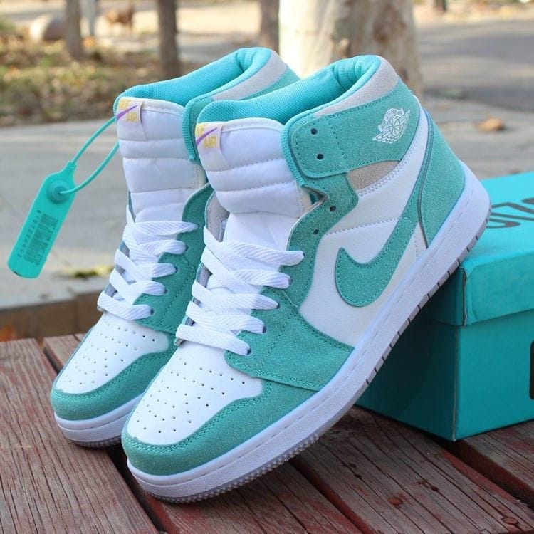 Sports shoes