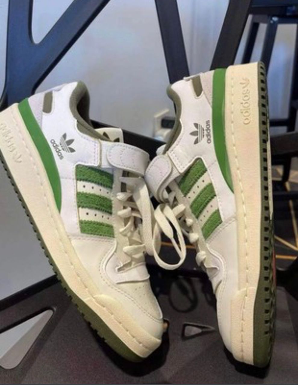 Sports shoes