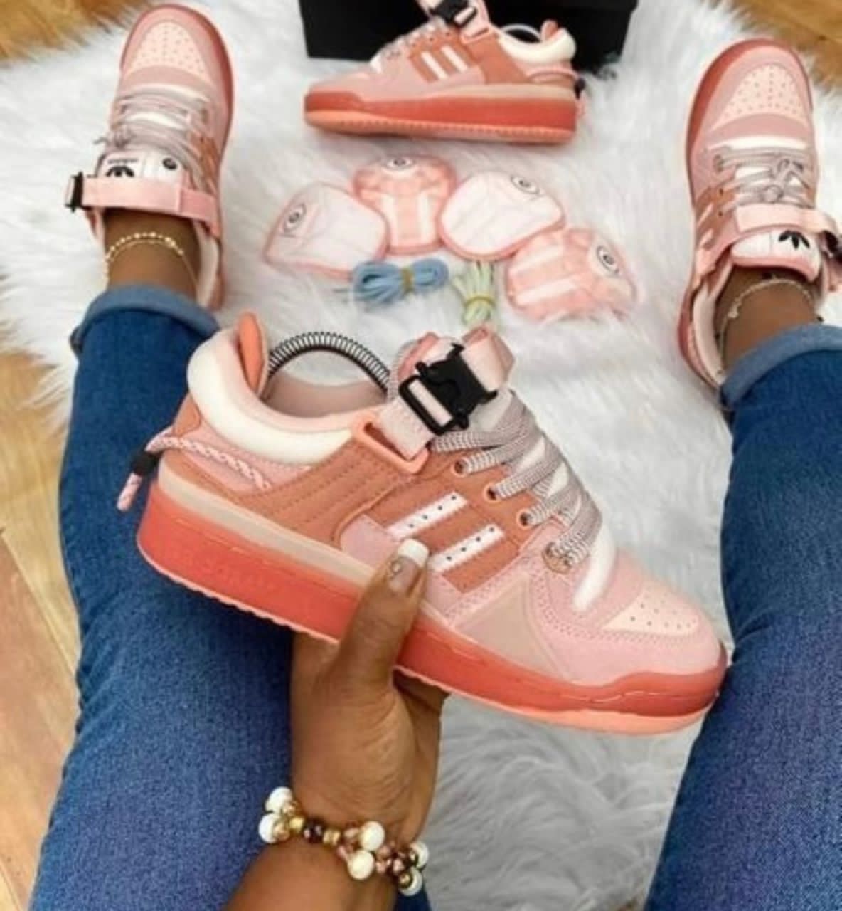 Sports shoes