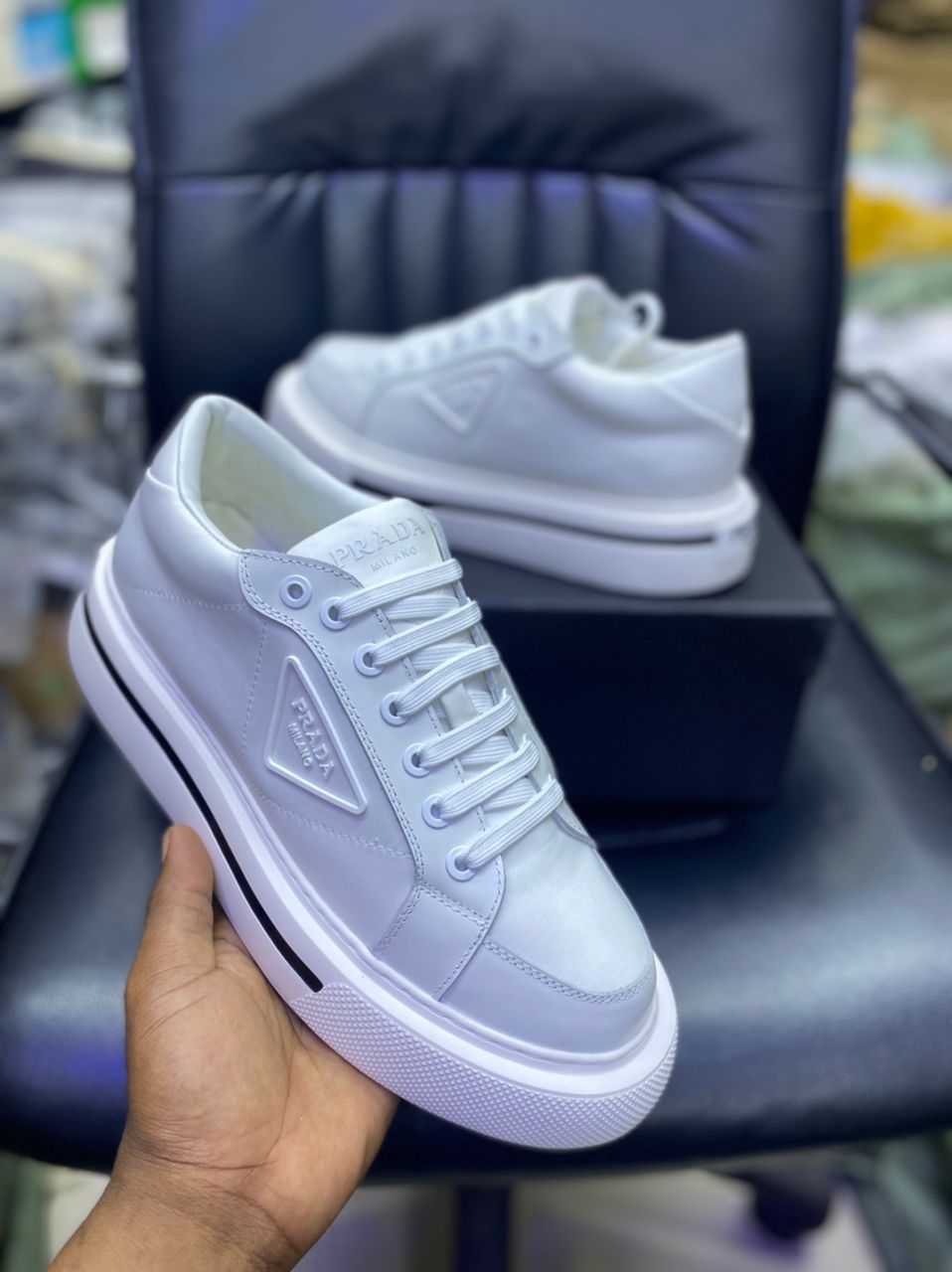 Sports shoes
