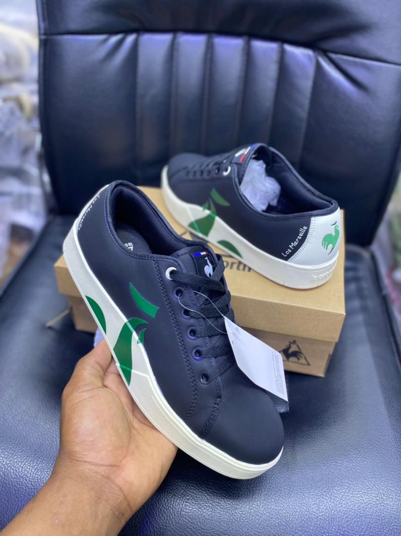 Sports shoes