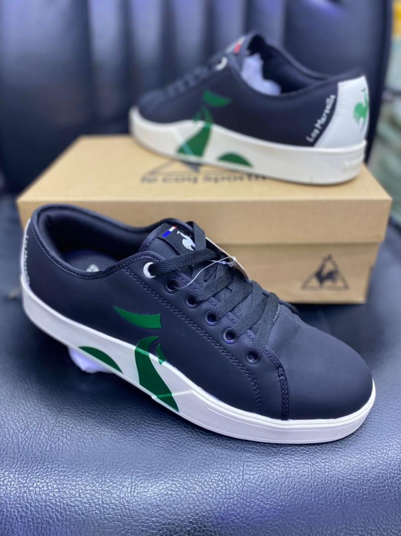 Sports shoes