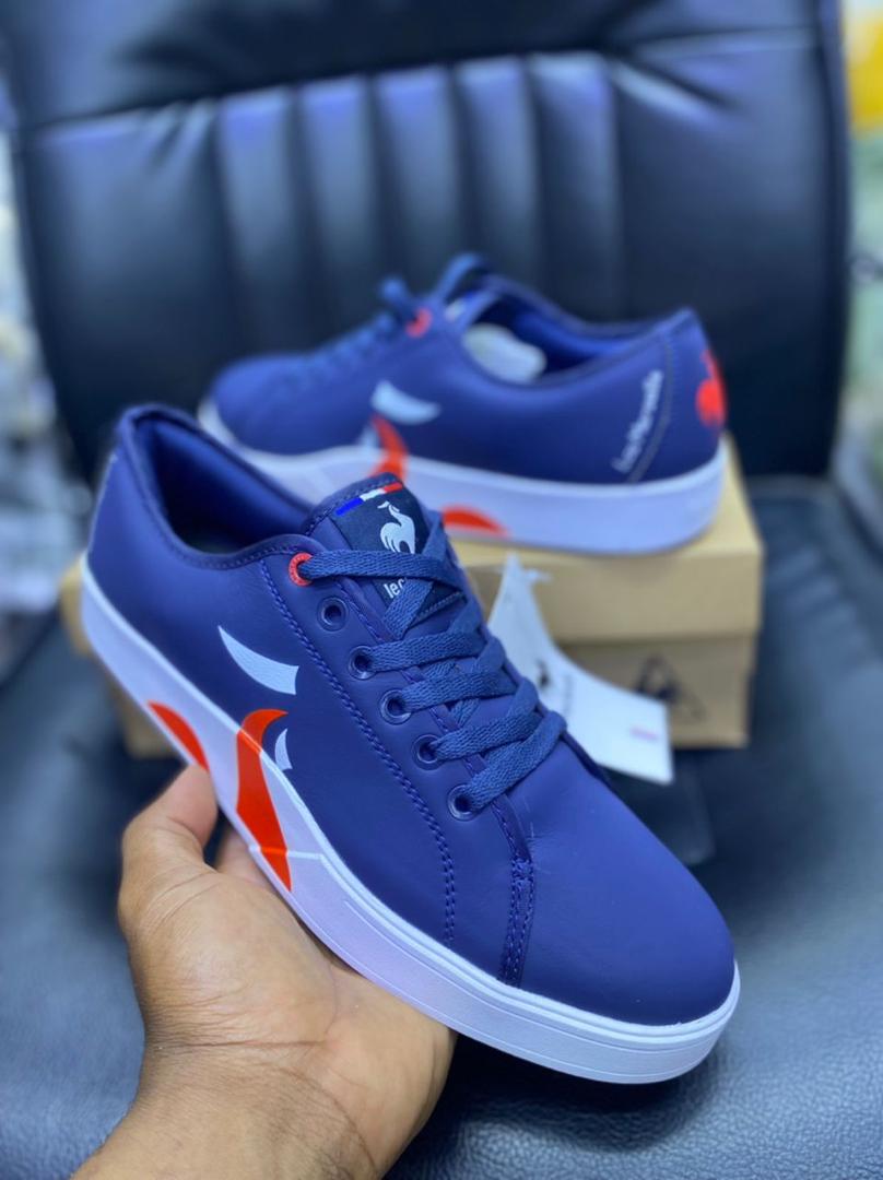Sports shoes
