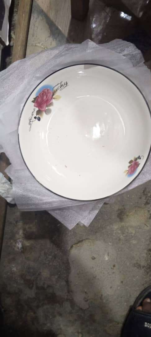 18 Pieces of plates