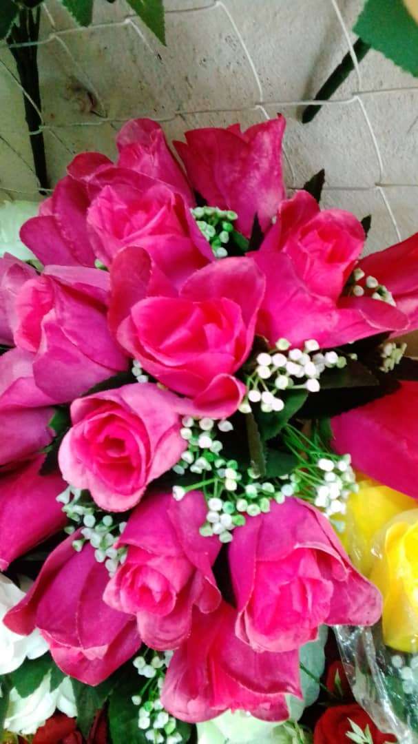 Original set of flowers with fragrant scent for your home. These flowers can be very decorative for your sitting room and makes it more attractive. They come in several colors and they also make the home good for visitors and they are pleasant to behold.