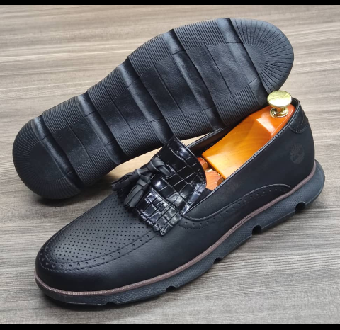 This is a nice pair of black shoes. It is unique and comes unique. Made up of quality material This shoe makes one looks attractive and presentable for any occasions. It can be used for office and any other celebrations one plan to attend. The soles are very strong and solid and it has a round front. Available size 41 - 43.
