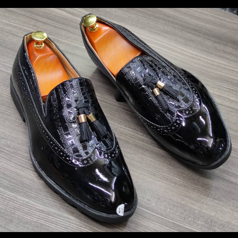 This is a nice pair of black shoes. It is unique and comes unique. Made up of quality material This shoe makes one looks attractive and presentable for any occasions. It can be used for office and any other celebrations one plan to attend. The soles are very strong and solid and it has a round front. Available size 42 - 44.