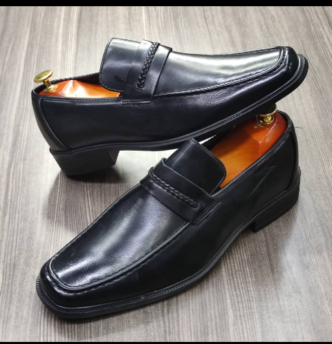 This is a beautiful pair of brown shoe. It is unique and comes unique. This shoe makes one looks attractive and presentable for any occasions. It can be used for office and any other celebrations one plan to attend. The soles are very strong and solid and it has a round and dark front. Available size 40.41,45