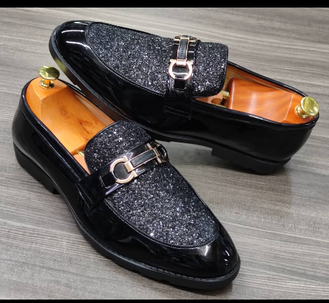 This is a nice pair of black shoes. It is unique and comes unique. Made up of quality material This shoe makes one looks attractive and presentable for any occasions. It can be used for office and any other celebrations one plan to attend. The soles are very strong and solid and it has a round front. The ropes are solid ropes. Available size 40 - 45.