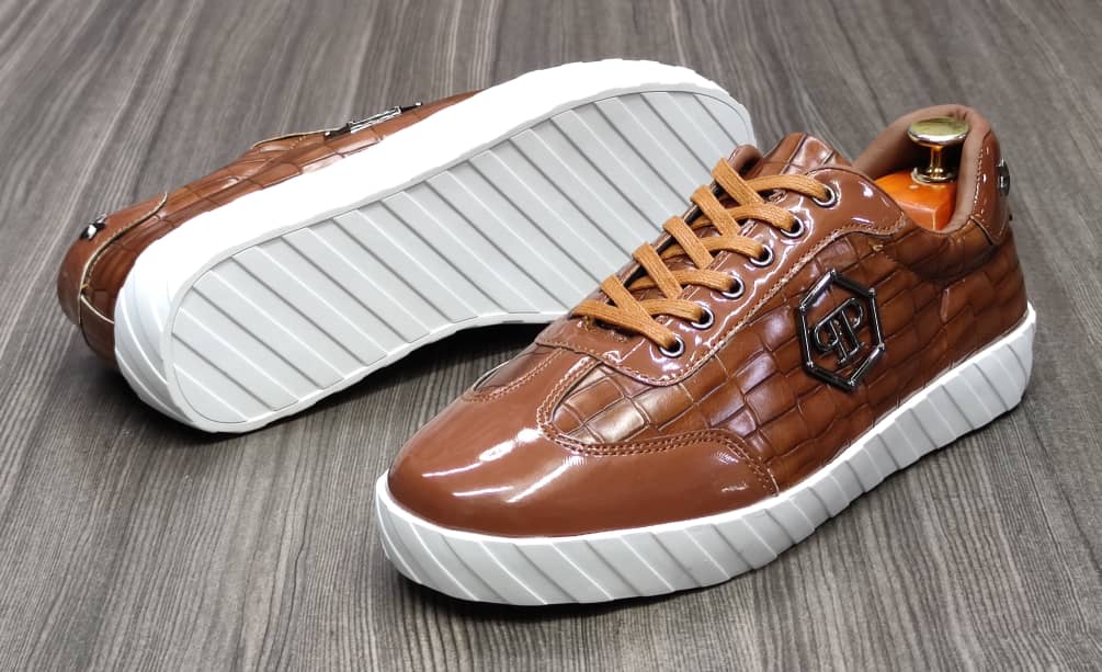 This is one of the best quality shoes in our store. Made up of quality leather it is very resistant. It is an original pair of shoes with quality leather. Its main feature is a fashion trend, anti-odor, lightweight, anti-slip, and breathable The shoe is made up of leather material and microfiber leather. It can be used for daily wear. It is available in sizes 40 - 46