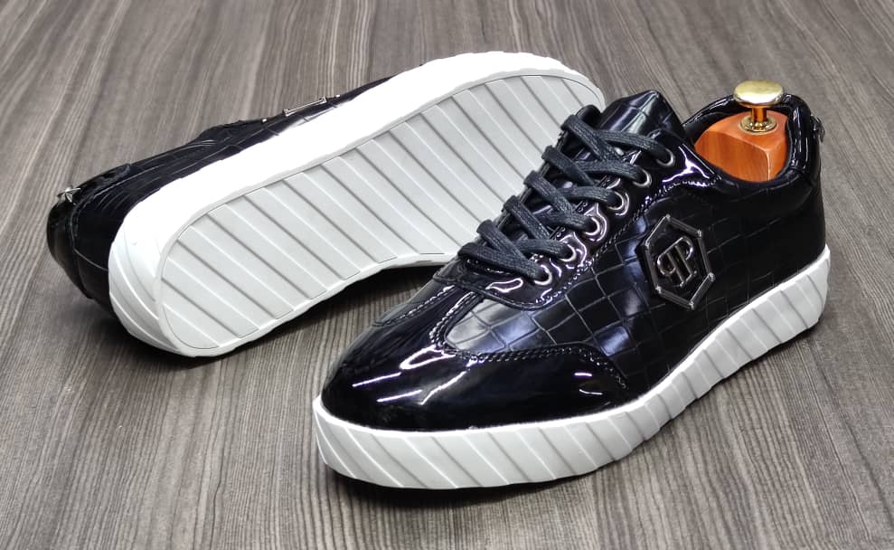 This is one of the best quality shoes in our store. Made up of quality leather it is very resistant. It is an original pair of shoes with quality leather. Its main feature is a fashion trend, anti-odor, lightweight, anti-slip, and breathable The shoe is made up of leather material and microfiber leather. It can be used for daily wear. It is available in sizes 40 - 46