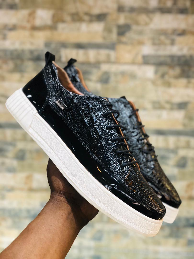 This is a quality shoe and has very strong leather. These shoes can adapt to any climatic situation. You can use it for your outings meetings and walking. Available in sizes 40 - 45