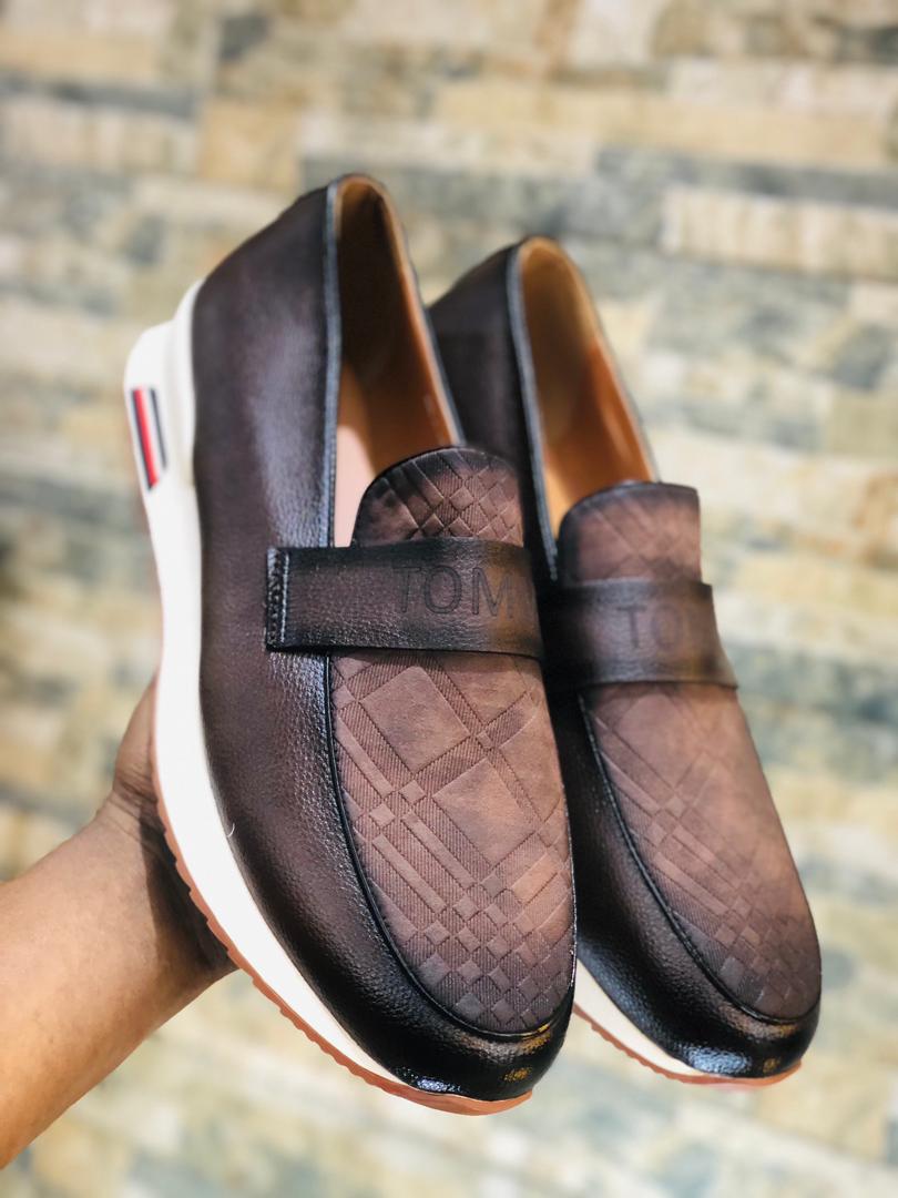 This is a quality shoe and has very strong leather. These shoes can adapt to any climatic situation. You can use it for your outings meetings and walking. Available in sizes 40 - 45