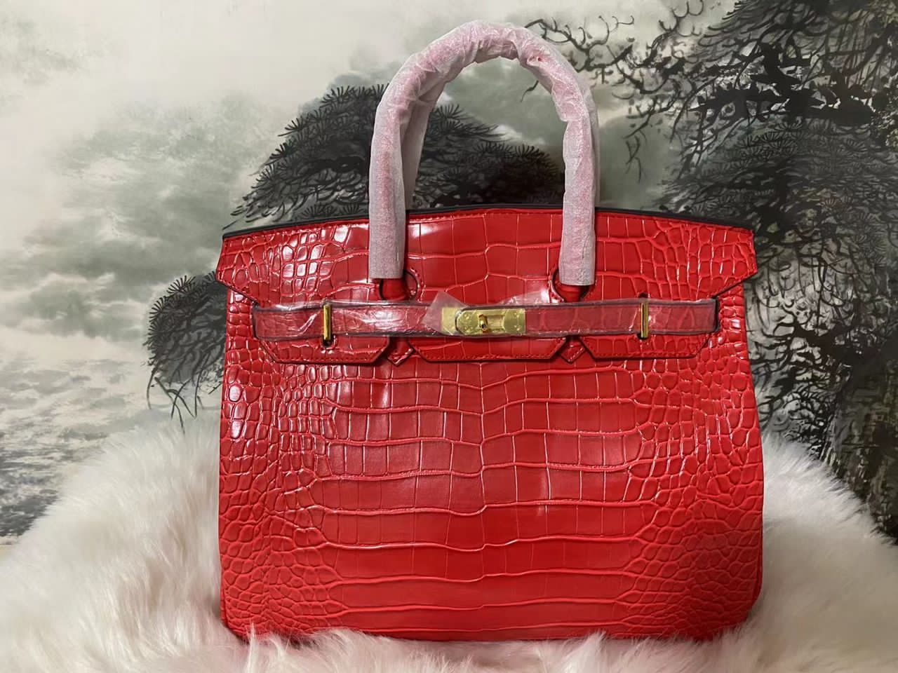 This is a high-quality 2 in 1 bag. It is made up of quality material and can last for long without peeling. This bag is good for meetings and it can brighten your day and make you look more elegant.