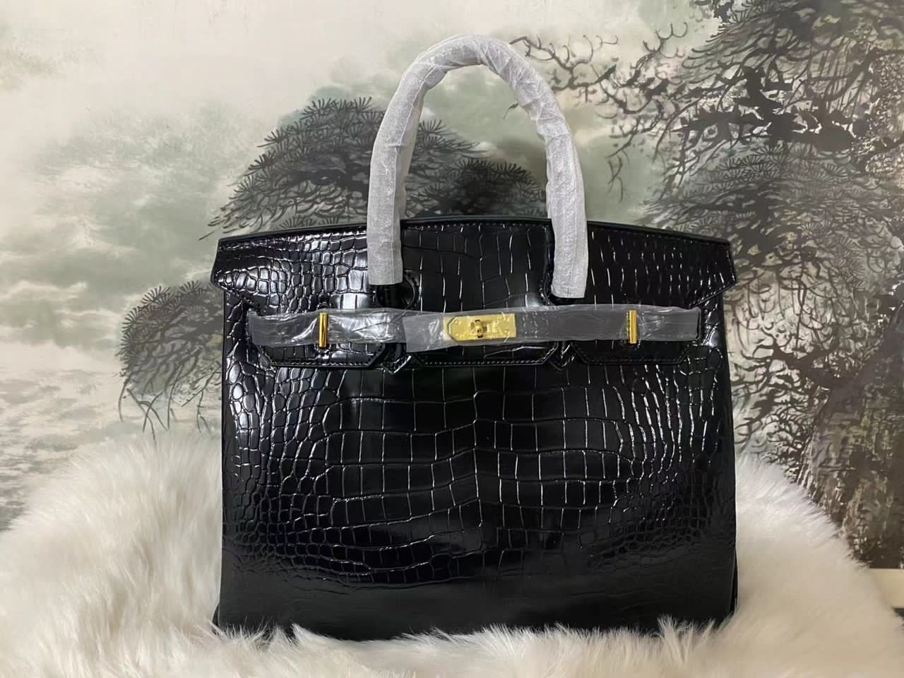 This is a high-quality 2 in 1 bag. It is made up of quality material and can last for long without peeling. This bag is good for meetings and it can brighten your day and make you look more elegant.