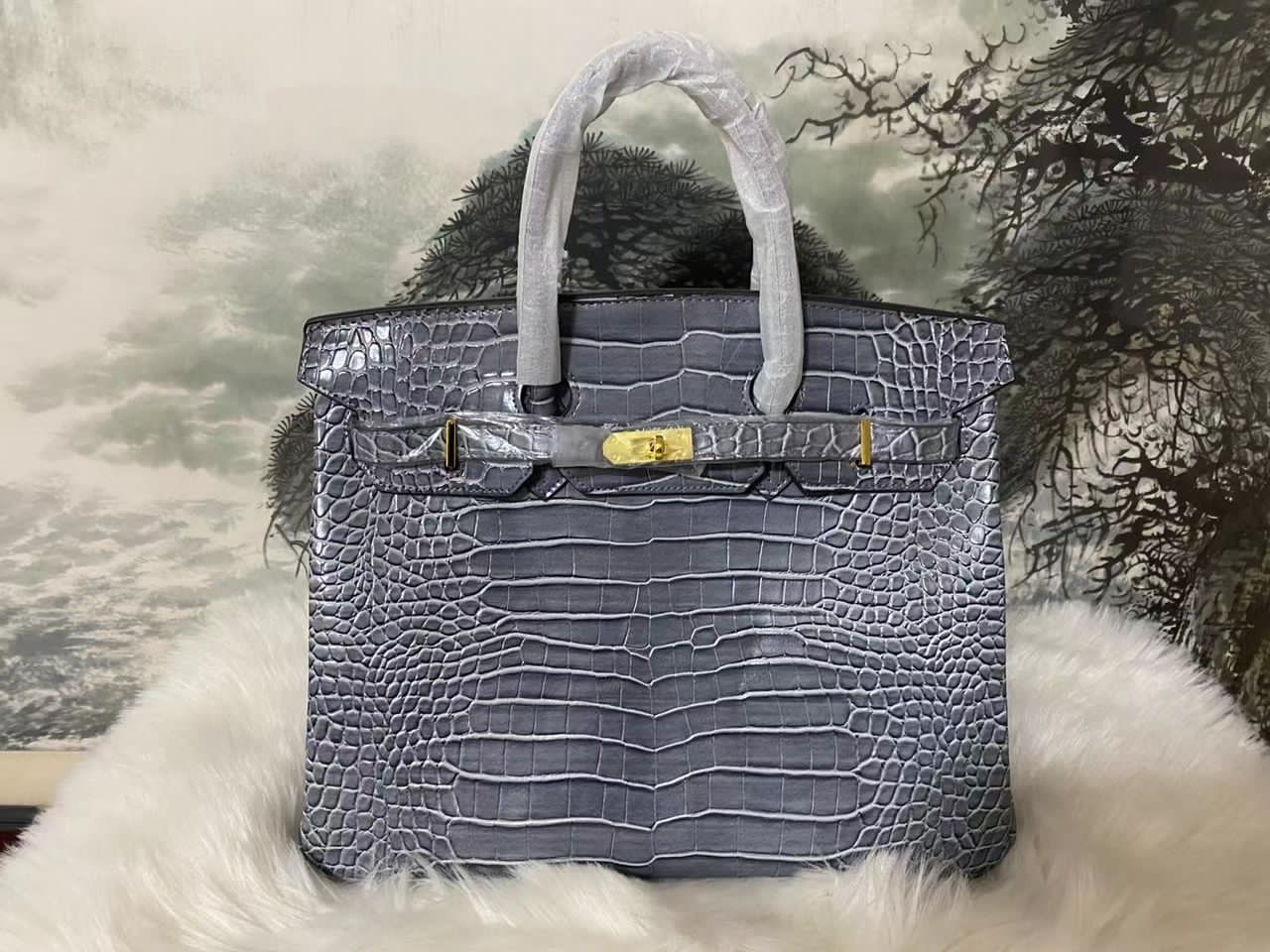 This is a high-quality 2 in 1 bag. It is made up of quality material and can last for long without peeling. This bag is good for meetings and it can brighten your day and make you look more elegant.