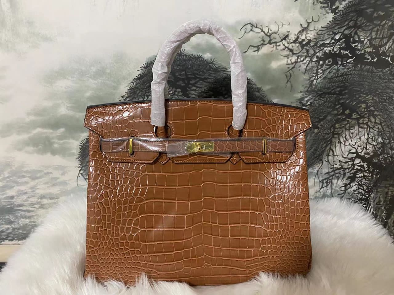 This is a high-quality 2 in 1 bag. It is made up of quality material and can last for long without peeling. This bag is good for meetings and it can brighten your day and make you look more elegant.
