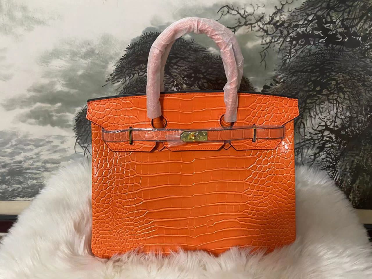 This is a high-quality 2 in 1 bag. It is made up of quality material and can last for long without peeling. This bag is good for meetings and it can brighten your day and make you look more elegant.
