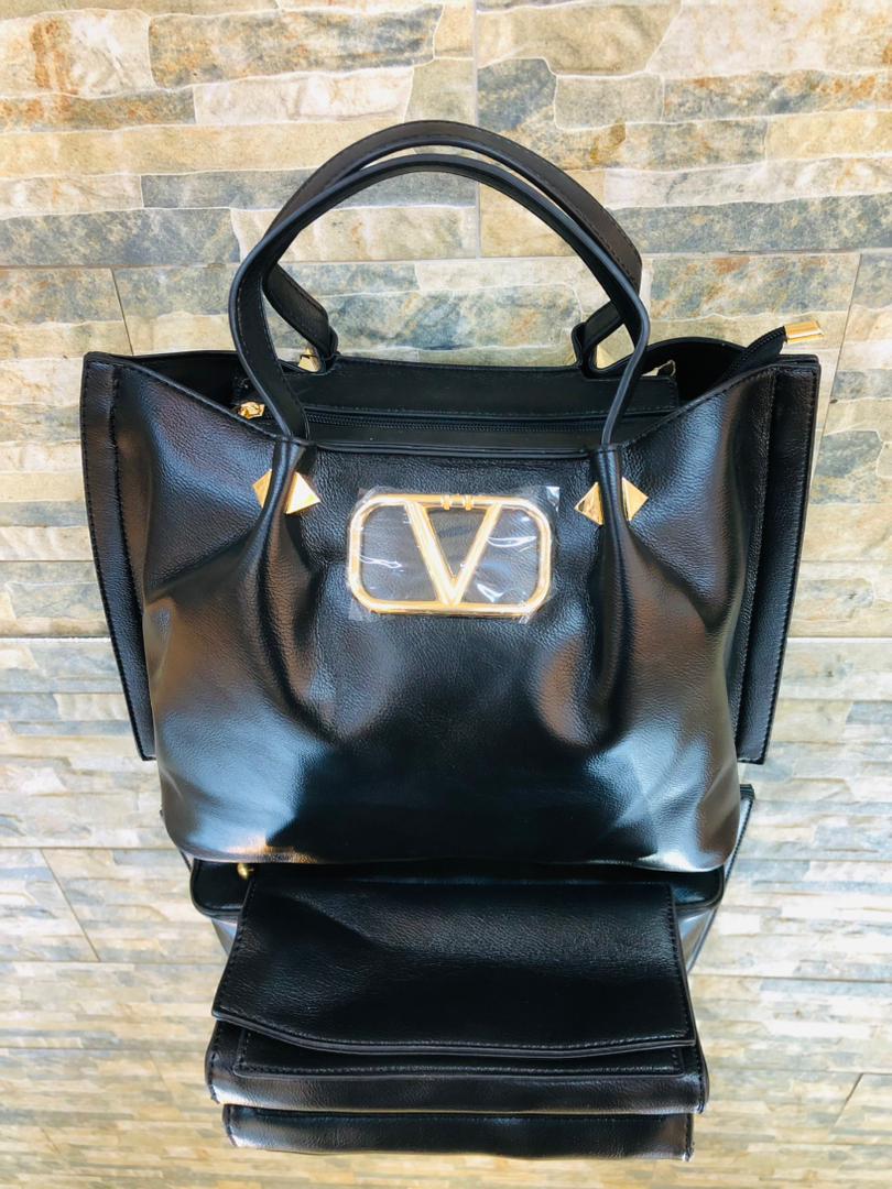 This is a high-quality 2 in 1 bag. It is made up of quality material and can last for long without peeling. This bag is good for meetings and it can brighten your day and make you look more elegant.