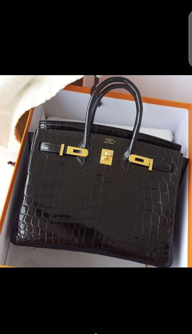 This is a high-quality 2 in 1 bag. It is made up of quality material and can last for long without peeling. This bag is good for meetings and it can brighten your day and make you look more elegant.
