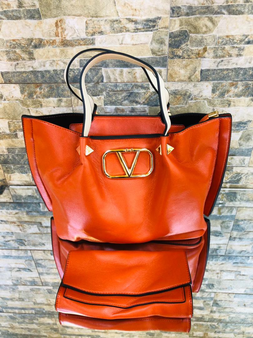 This is a high-quality 2 in 1 bag. It is made up of quality material and can last for long without peeling. This bag is good for meetings and it can brighten your day and make you look more elegant.
