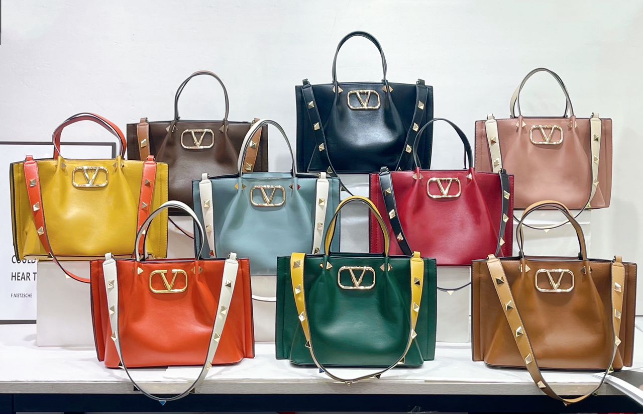 This is a high-quality 2 in 1 bag. It is made up of quality material and can last for long without peeling. This bag is good for meetings and it can brighten your day and make you look more elegant.