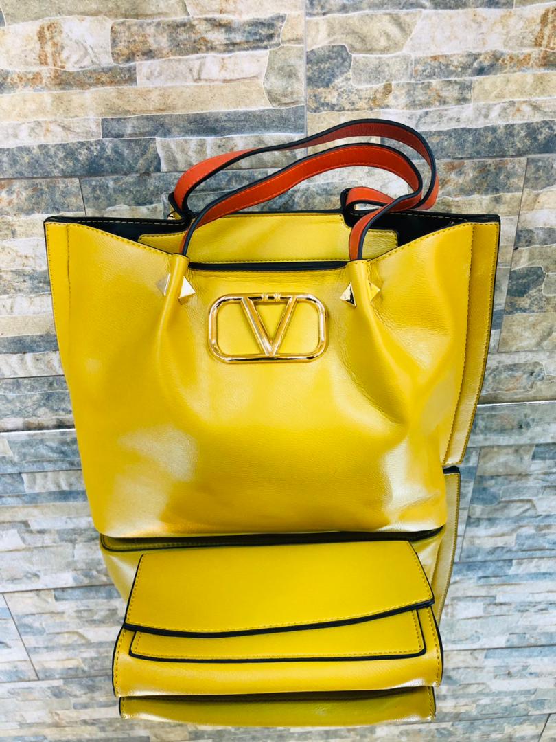 This is a high-quality 2 in 1 bag. It is made up of quality material and can last for long without peeling. This bag is good for meetings and it can brighten your day and make you look more elegant.