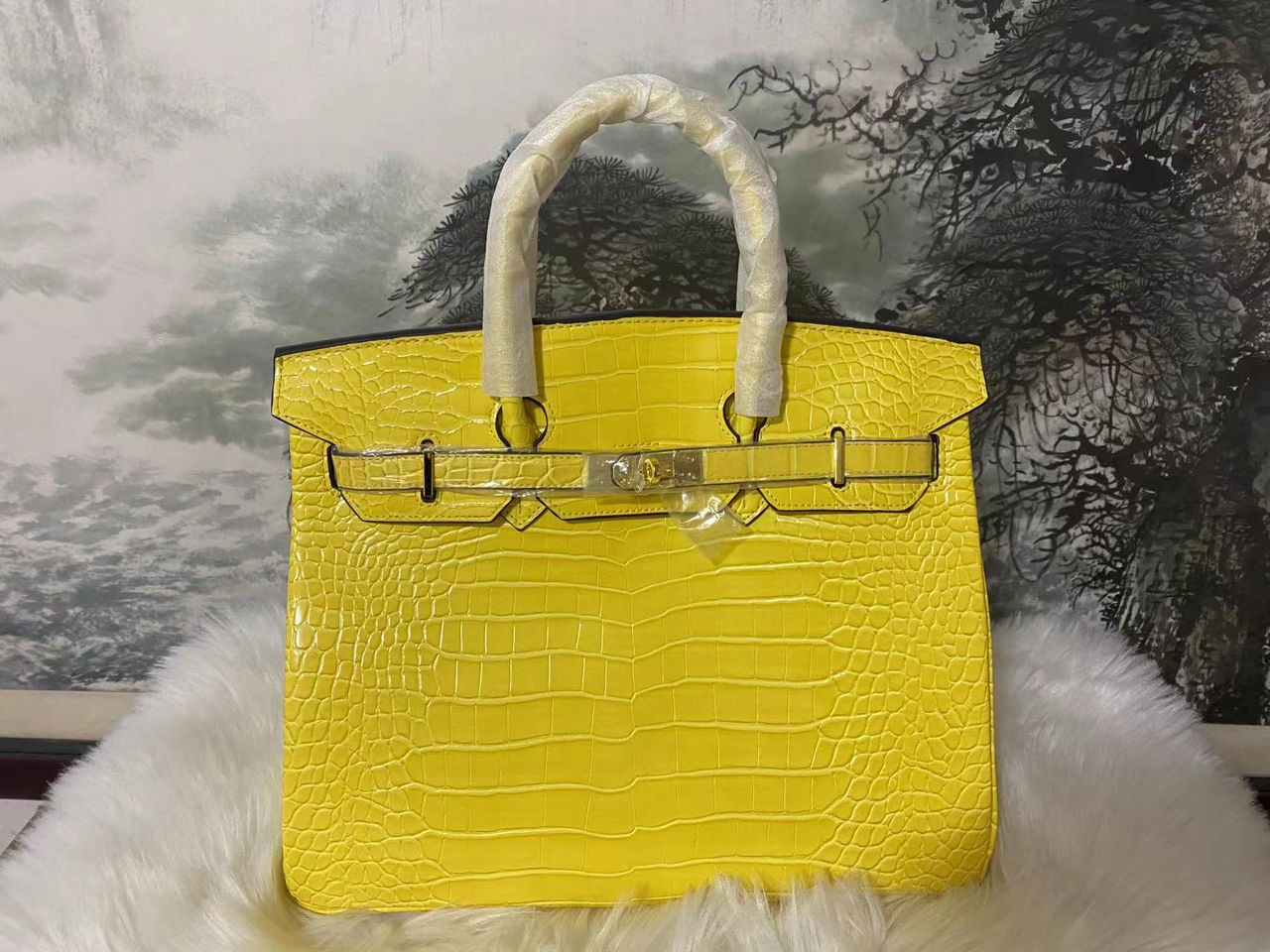 This is a high-quality 2 in 1 bag. It is made up of quality material and can last for long without peeling. This bag is good for meetings and it can brighten your day and make you look more elegant.