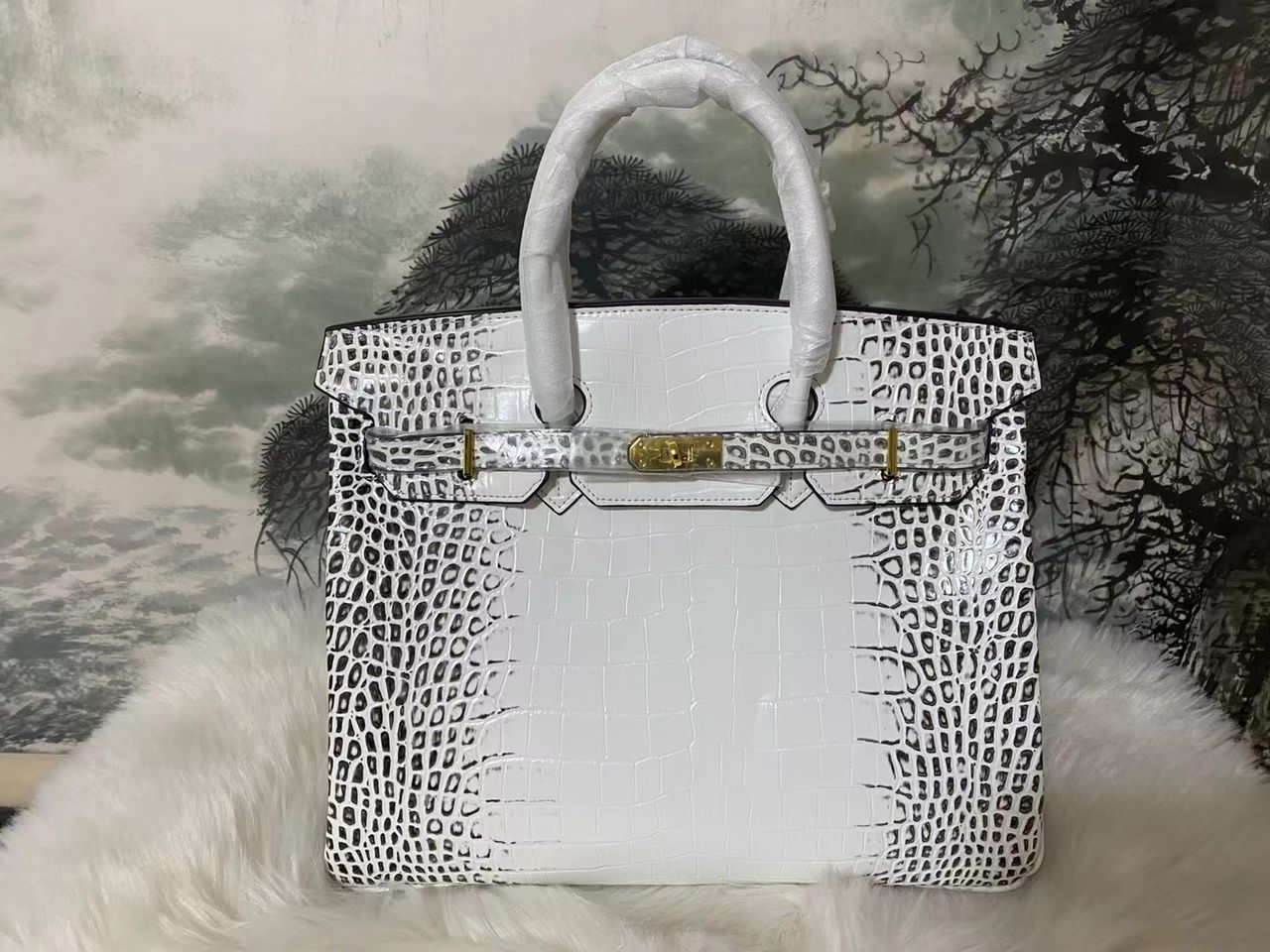 This is a high-quality 2 in 1 bag. It is made up of quality material and can last for long without peeling. This bag is good for meetings and it can brighten your day and make you look more elegant.