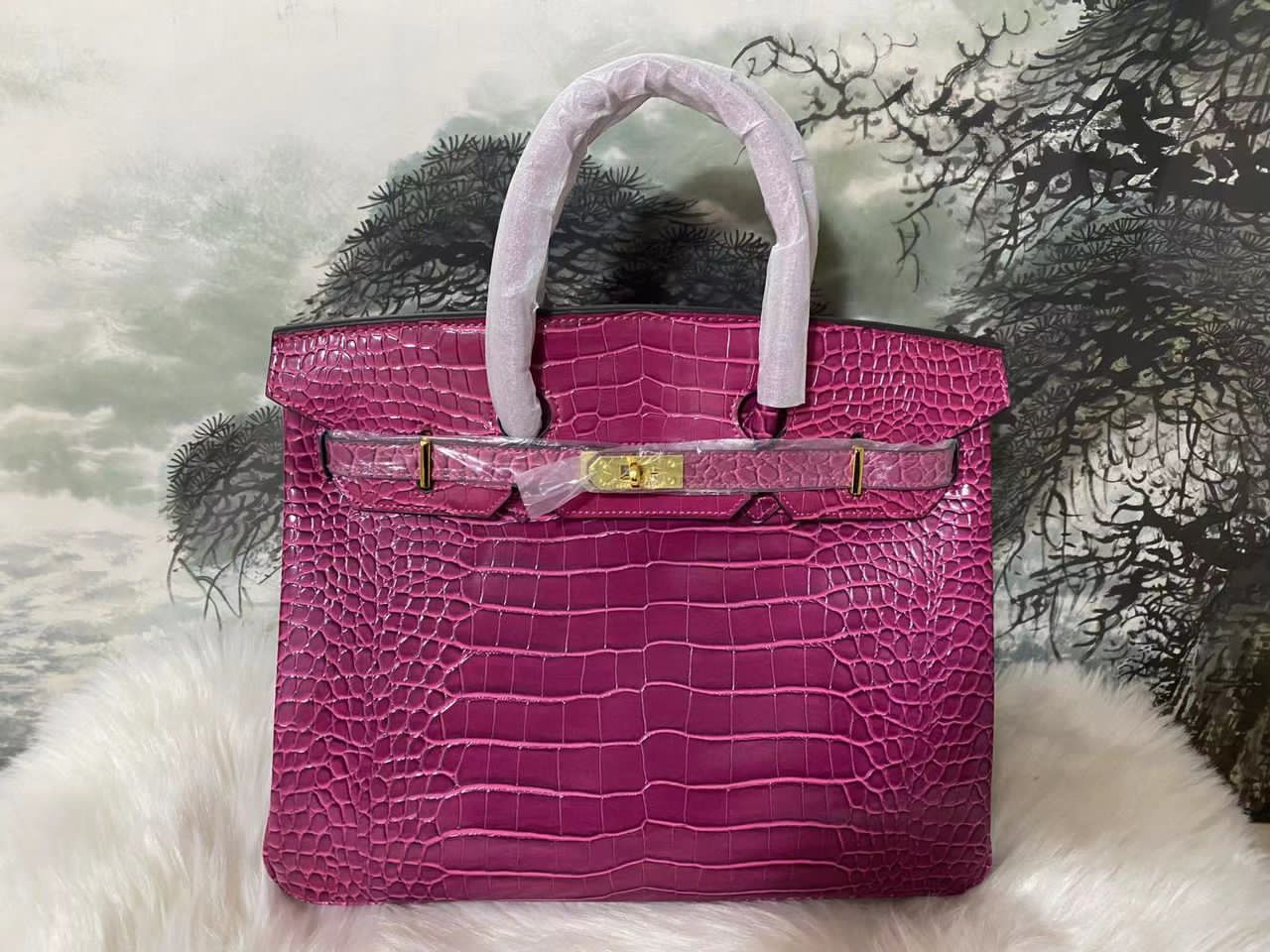 This is a high-quality 2 in 1 bag. It is made up of quality material and can last for long without peeling. This bag is good for meetings and it can brighten your day and make you look more elegant.