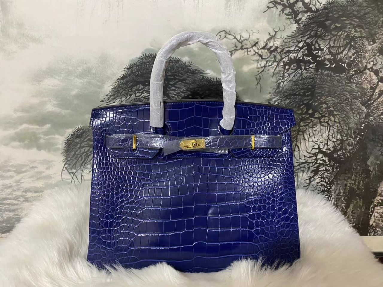 This is a high-quality 2 in 1 bag. It is made up of quality material and can last for long without peeling. This bag is good for meetings and it can brighten your day and make you look more elegant.