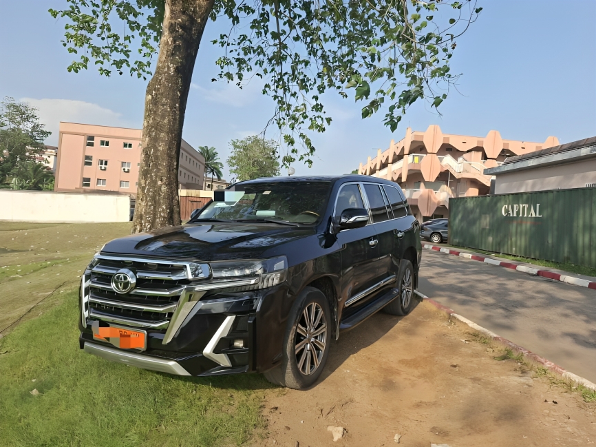 🔥 TOYOTA LAND CRUISER V8 2015 – ORIGINAL PAINT, FACTORY AC & READY TO GO! 🚨 ONLY 23M FCFA 🇨🇲